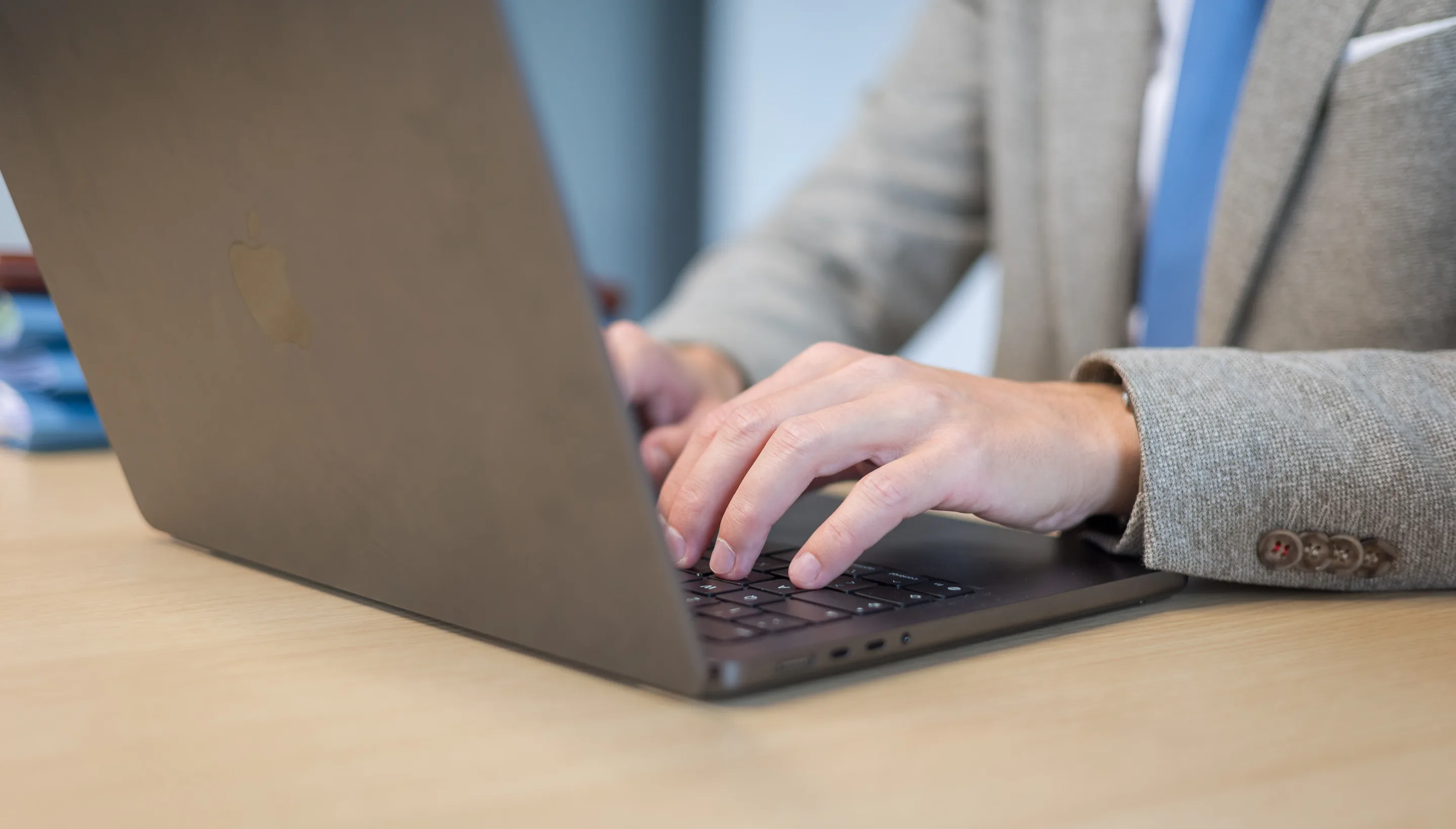 Hände von Dr. Daniel Holzinger an der Tastatur eines Laptops